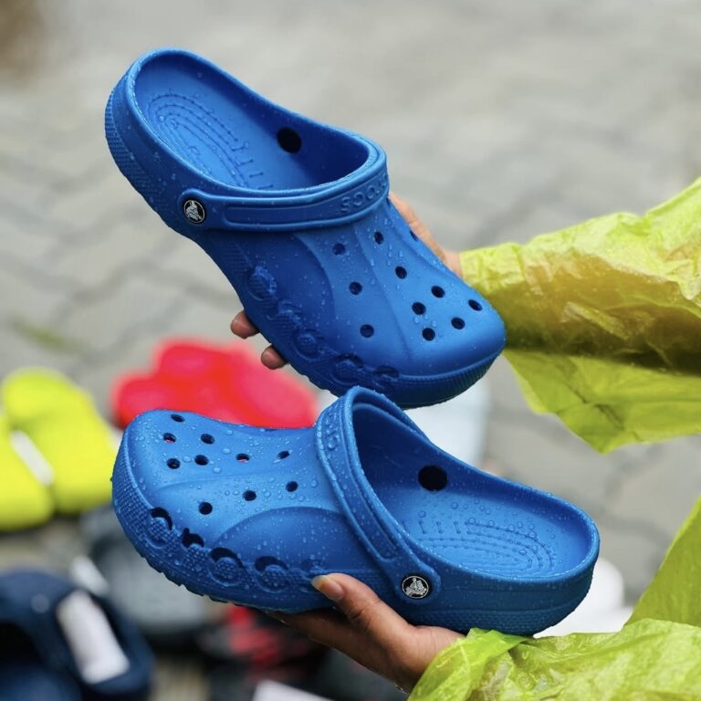 Crocs Baya Clogs (Electric Blue)